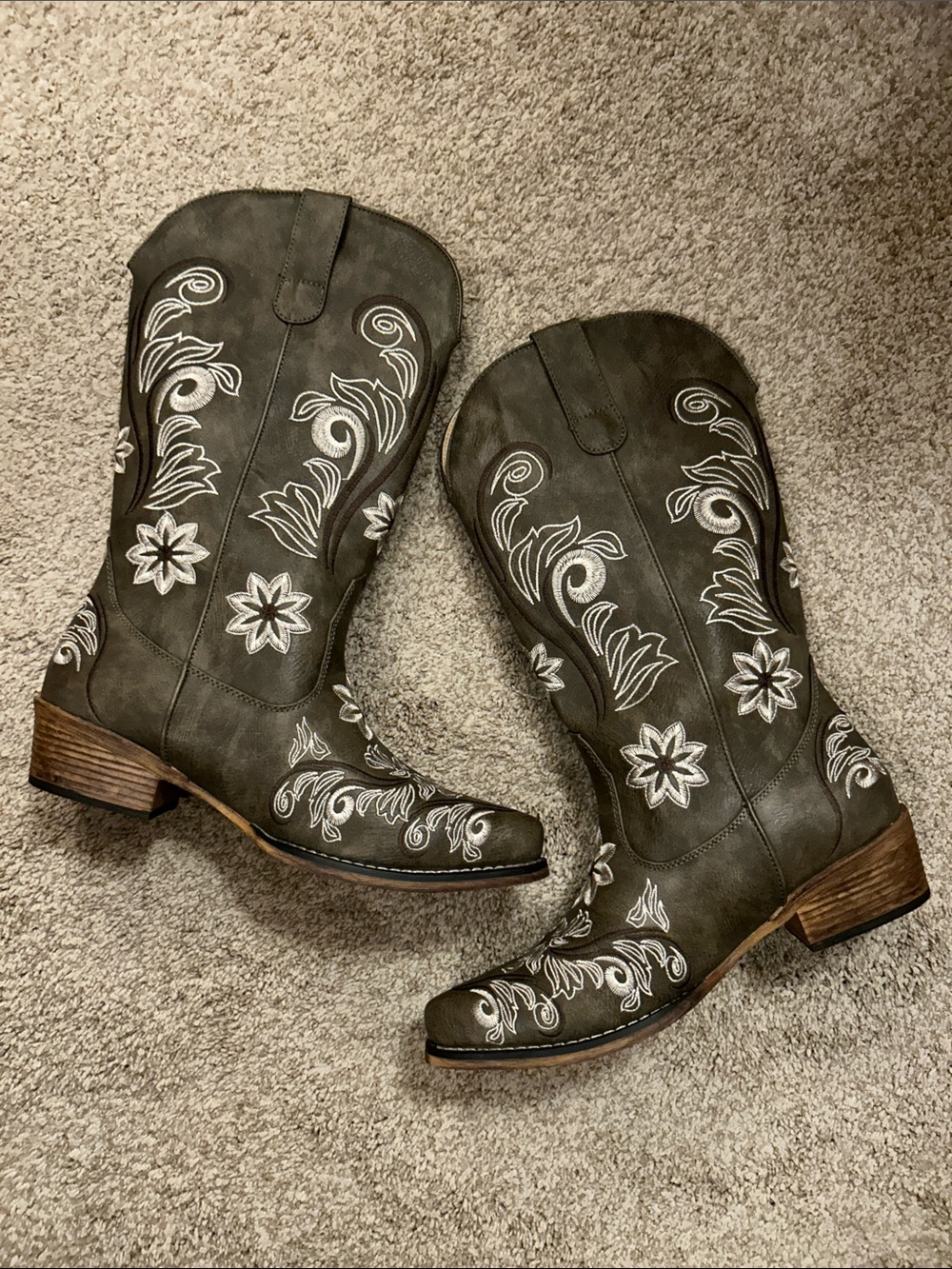 Women’s taupe Embroidered Western Cowboy Boots. IUV New 10